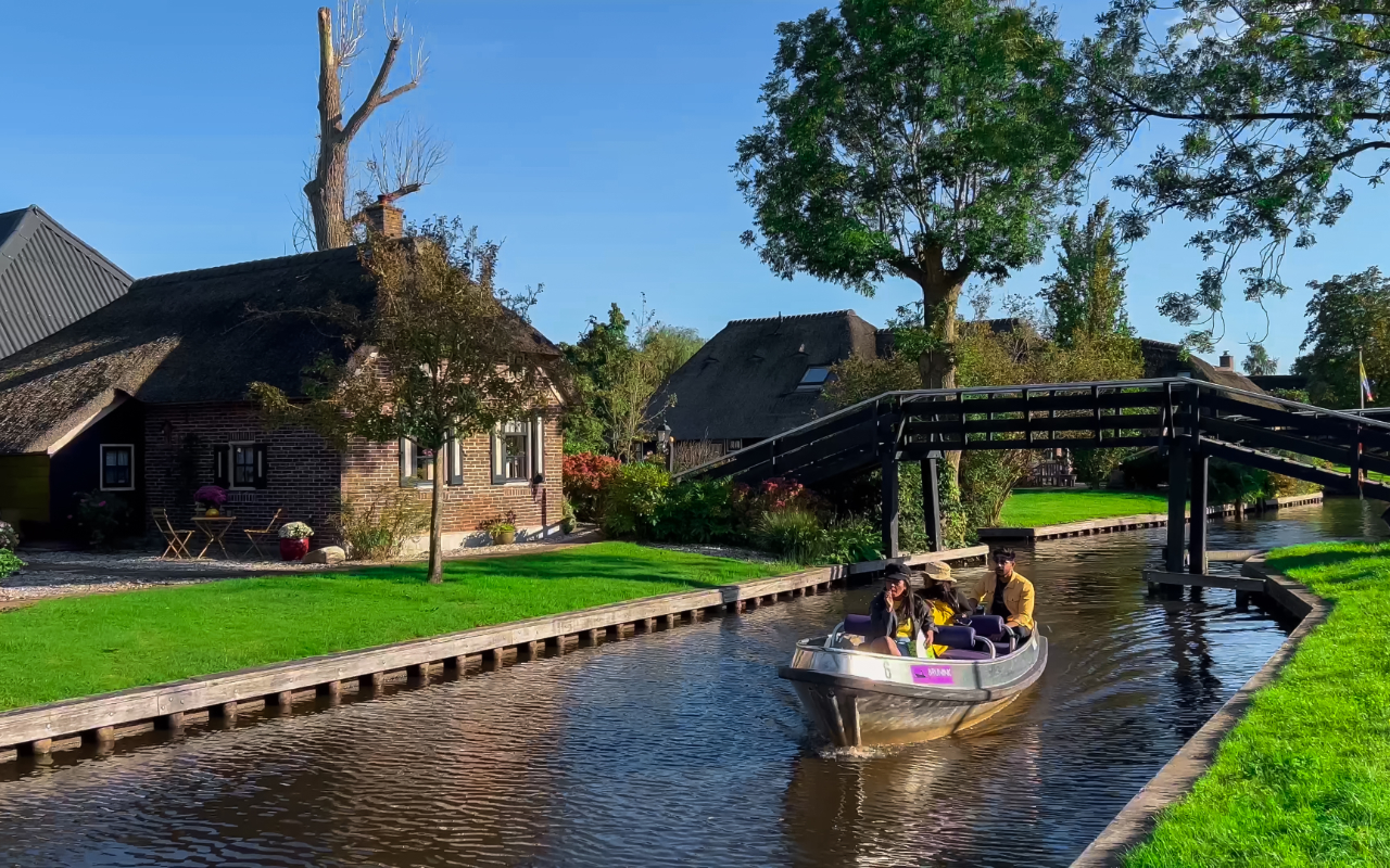 giethoorn boattrip holland.tours